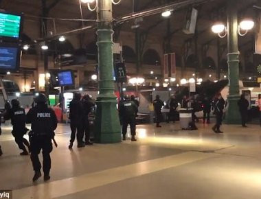 Το Παρίσι στη σκιά του Τρόμου: Συναγερμός σε σταθμό του μετρό τη νύχτα (φωτό)